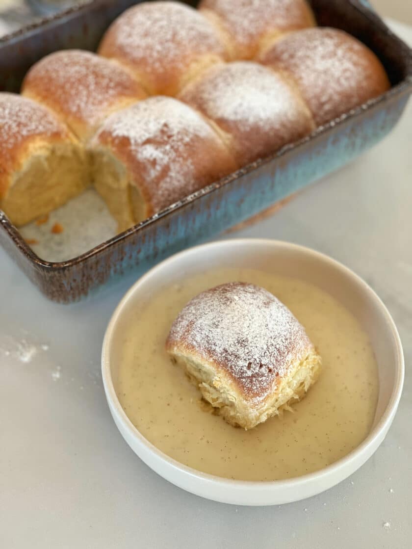 Buchteln mit Aprikose und Vanillesauce - ANA + NINA