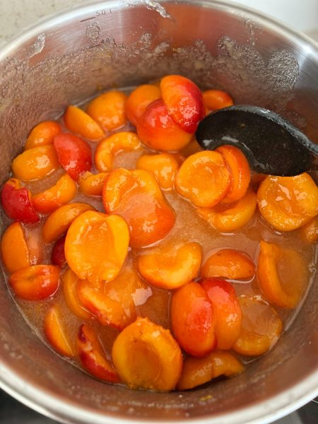 Aprikosen und restliche Zutaten köcheln im Kochtopf