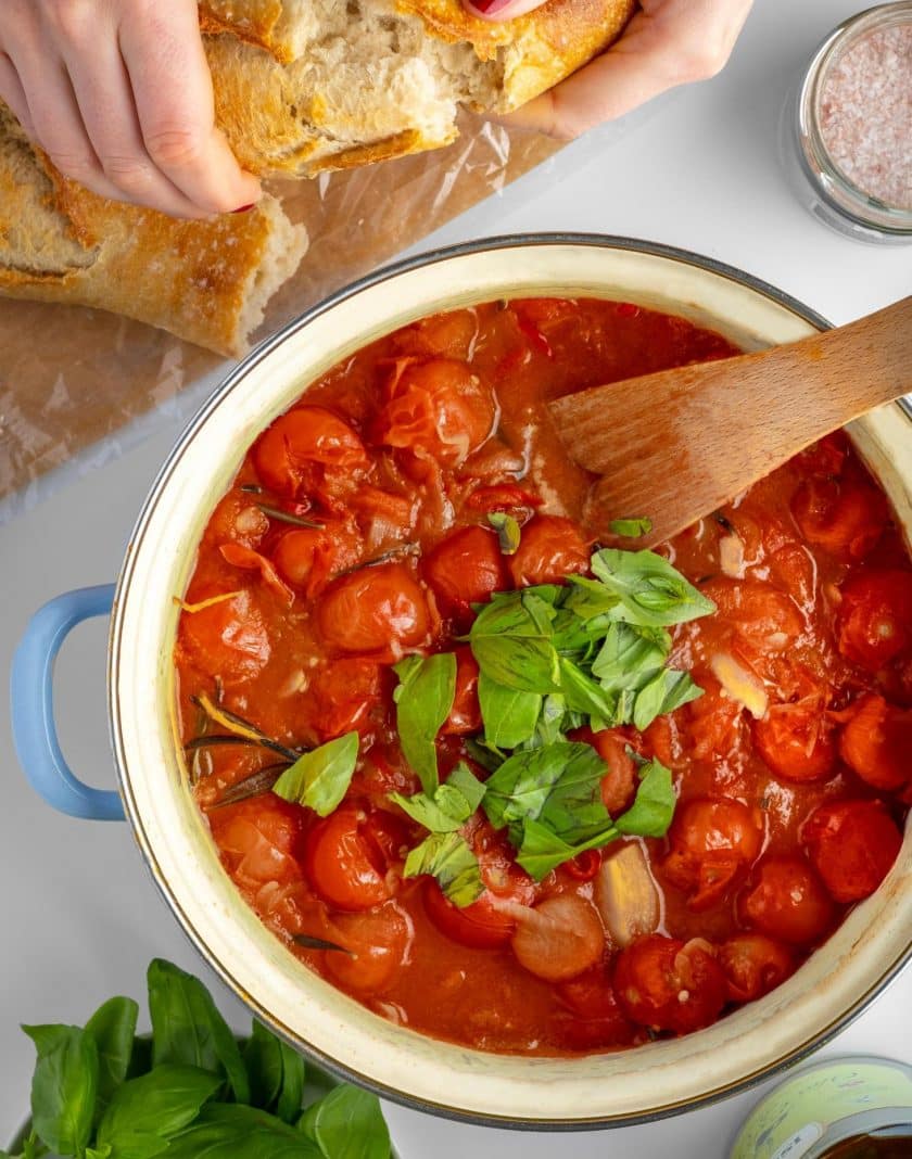 Sugo aus reifen Cherry Tomaten mit frischem Basilikum