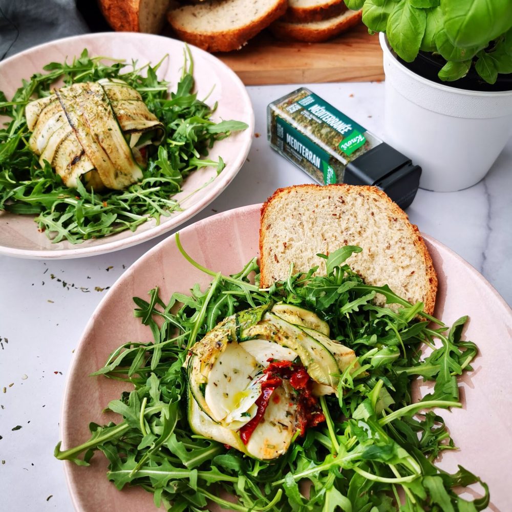 Gefüllte Mozzarella Kugeln mit Zucchini-Streifen | ANA + NINA