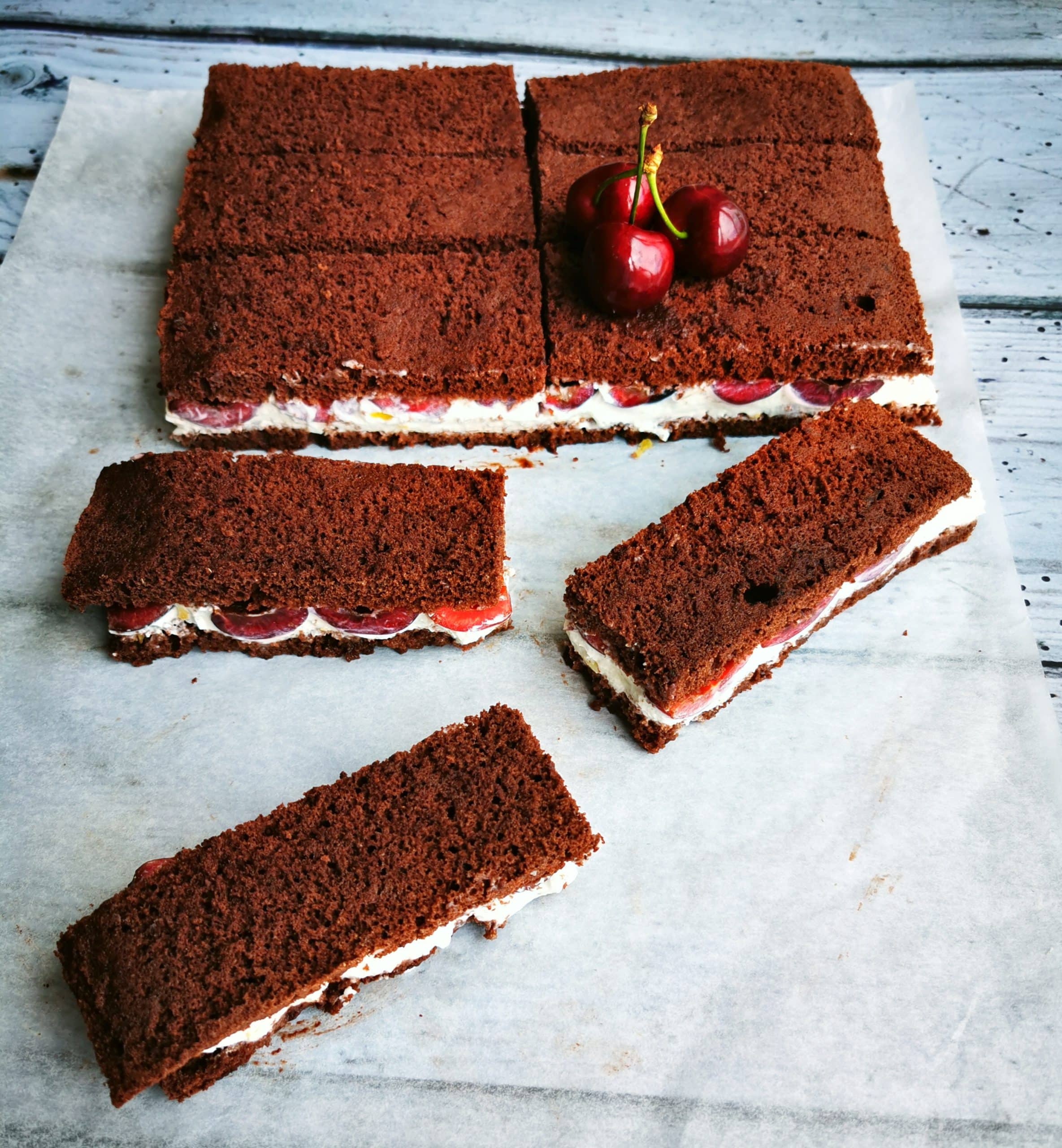 Milchschnitte mit Kirschen