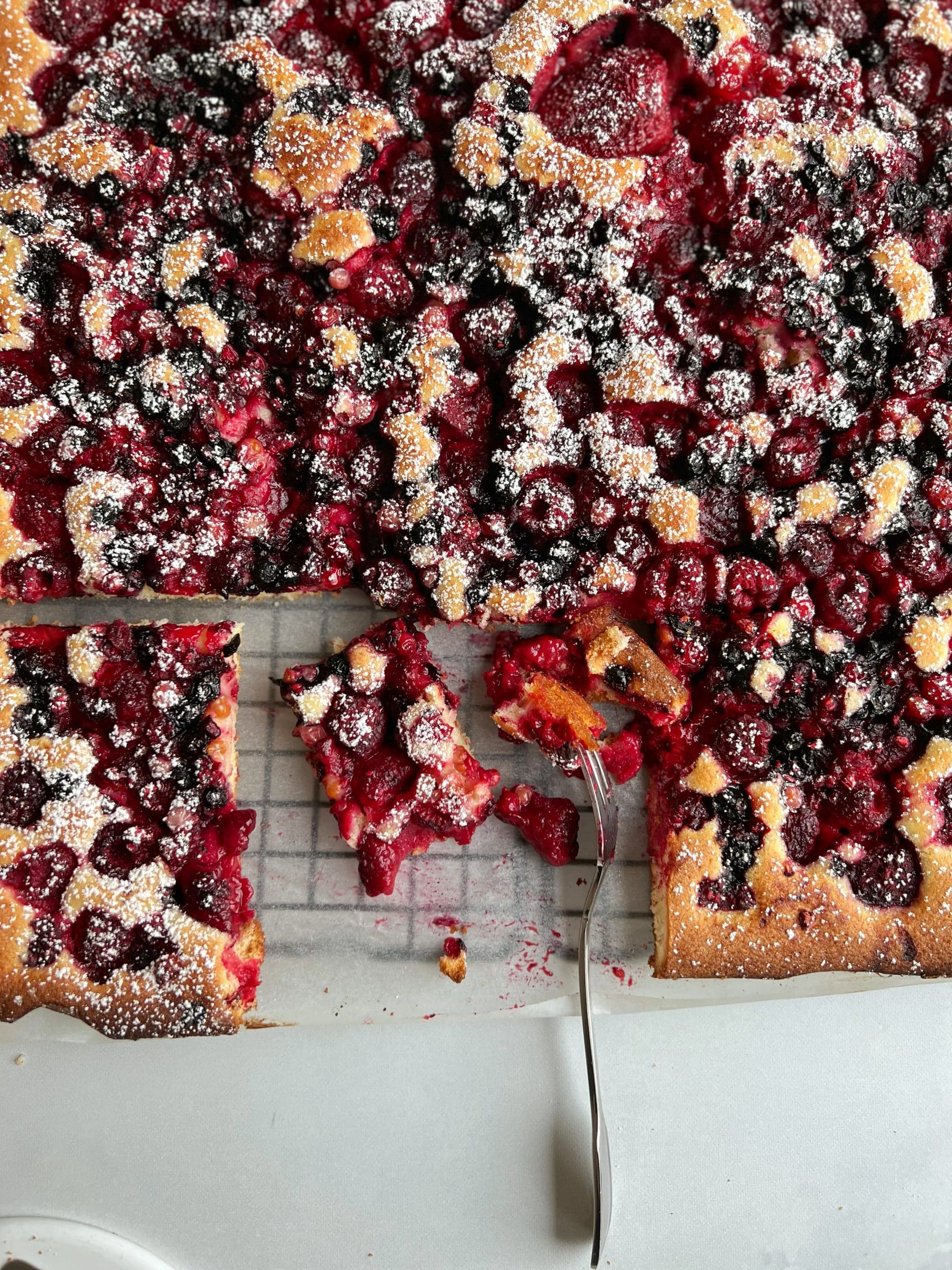 Beerenblechkuchen – schnell &amp; einfach | ANA+NINA