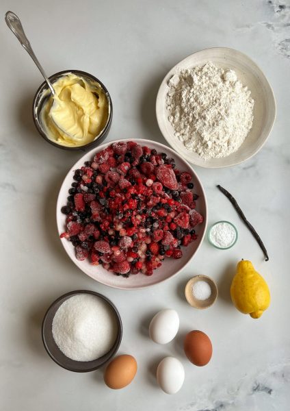 Zutaten für den schnellen und einfachen Beerenblechkuchen