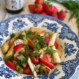 Teller, Lauwarmer Spargel Lachs Erdbeeren Salat mit Dill Vinaigrette