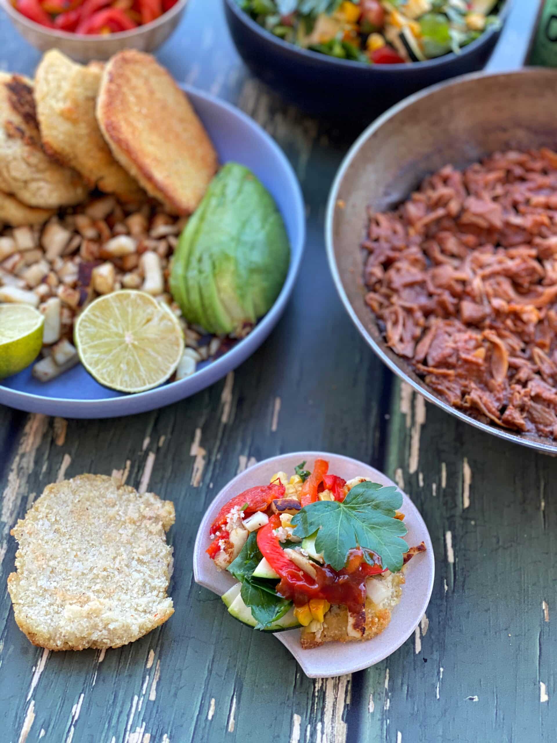 Arepas mit Füllung, Avocado, Serviette