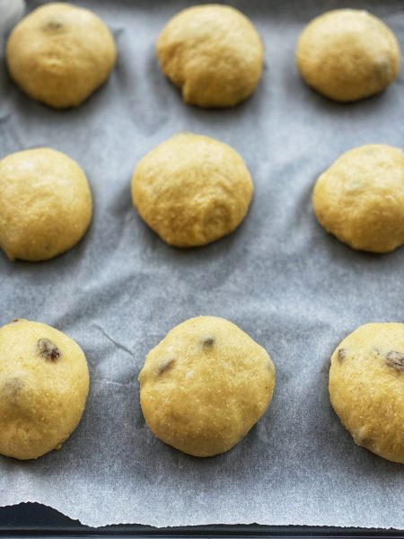 Mais Brioche Teig auf dem Backblech backfertig