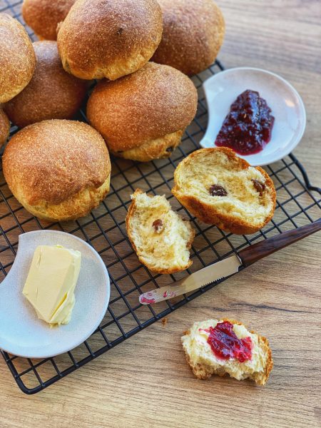 Mehrere Mais Brioche Brötchen mit Rosinen, Butter und Konfitüre serviert