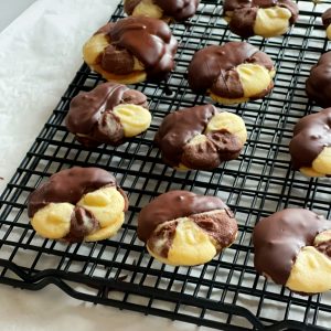 Zweifarbige Marmelade Kekse mit Schokolade auf Abkühlrost