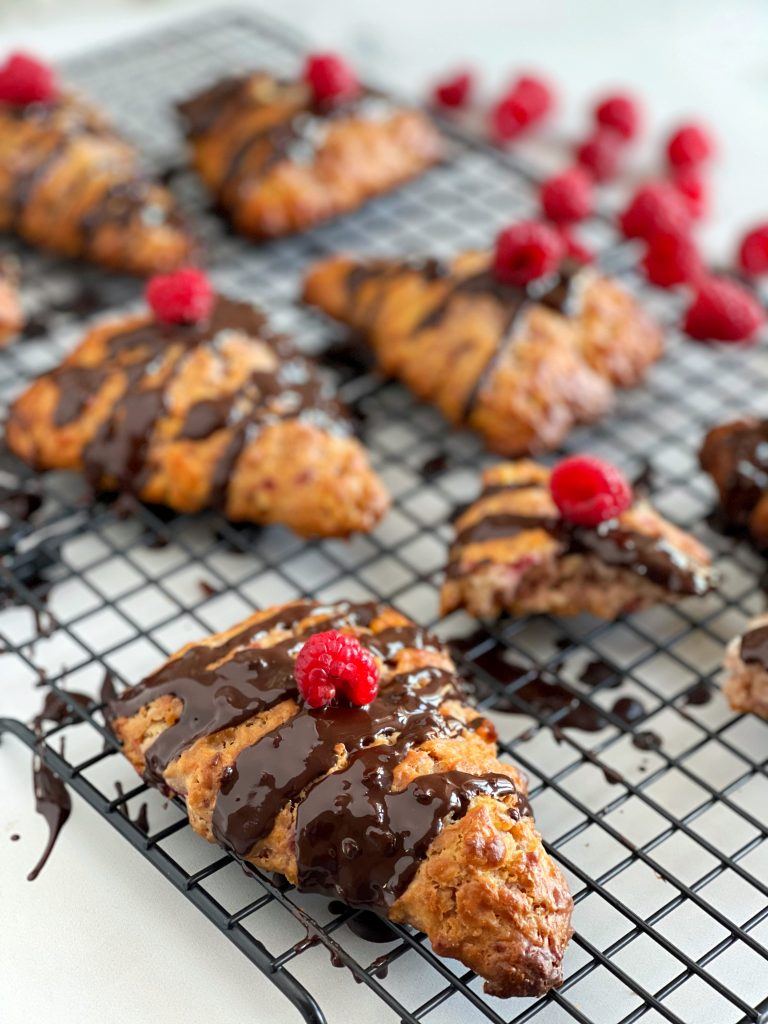 Himbeer Scones mit Schokolade - ANA + NINA Himbeer Scones mit Schokolade - ANA + NINA