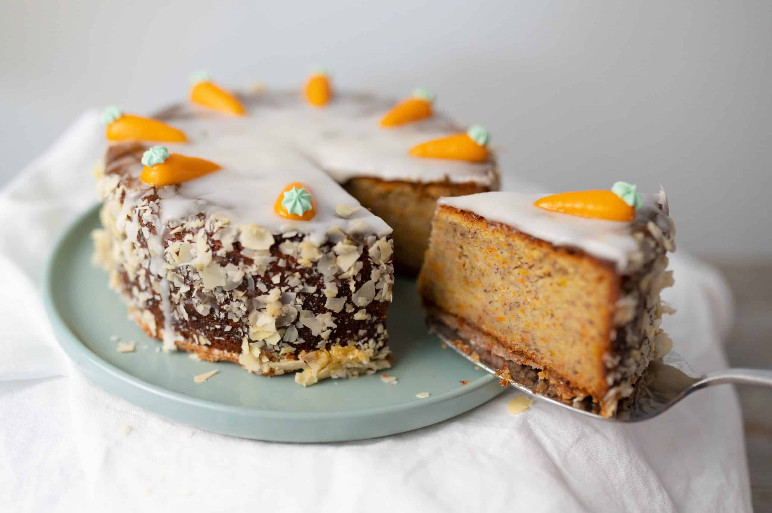 aargauer rüeblitorte, kuchenstück, marzipankarotten, haselnusssplitter