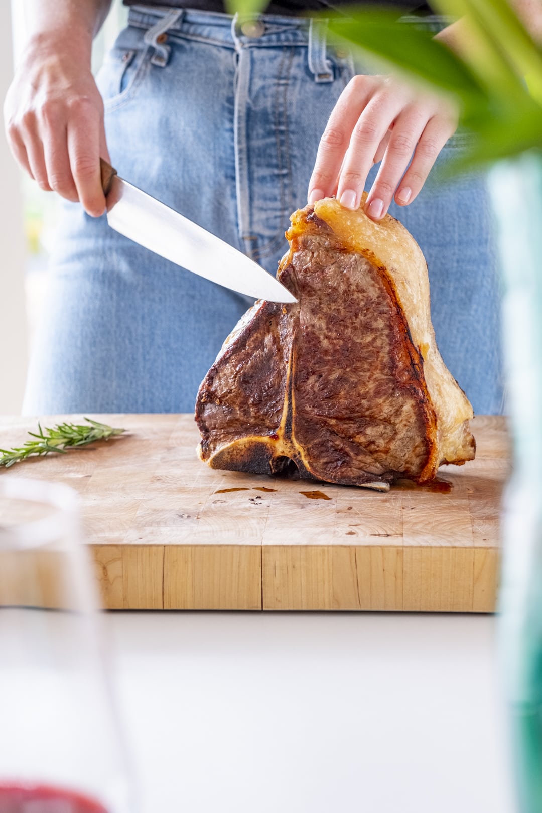 Saftiges T-Bone Steak mit Safran-Kräuterbutter - ANA + NINA