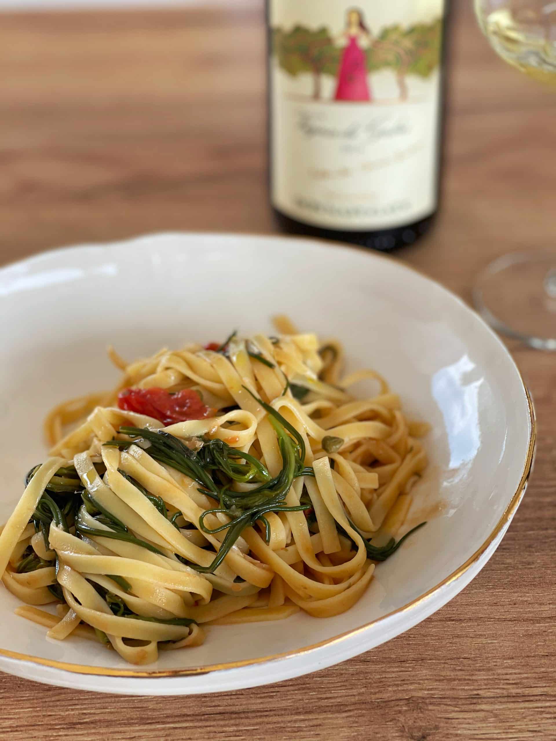 tagliolini mit mönchsbart, teller, tisch, wein
