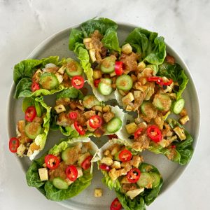 salat wraps mit tofu, chili, erdnussauce