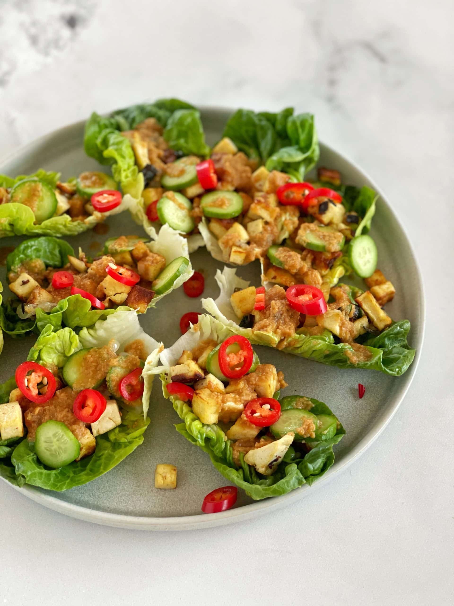Vegane Salat Wraps mit Tofu &amp; Erdnussbutter - ANA + NINA