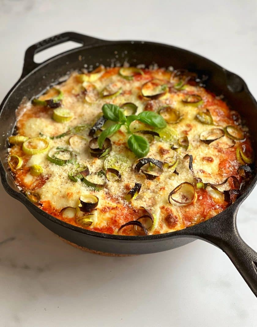 Pizza, Pfannenpizza, Mehl, Nahrin, Tomatensauce, Lauch, Käse