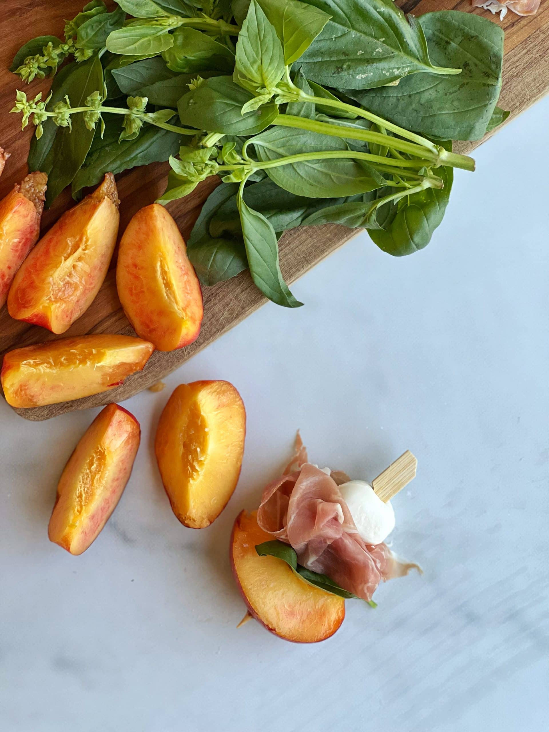 Mozzarella Rohschinken Spiesse mit Pfirsich