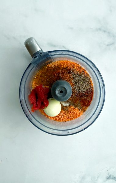 Zutaten für selbstgemachte Linsen Chips im Mixer
