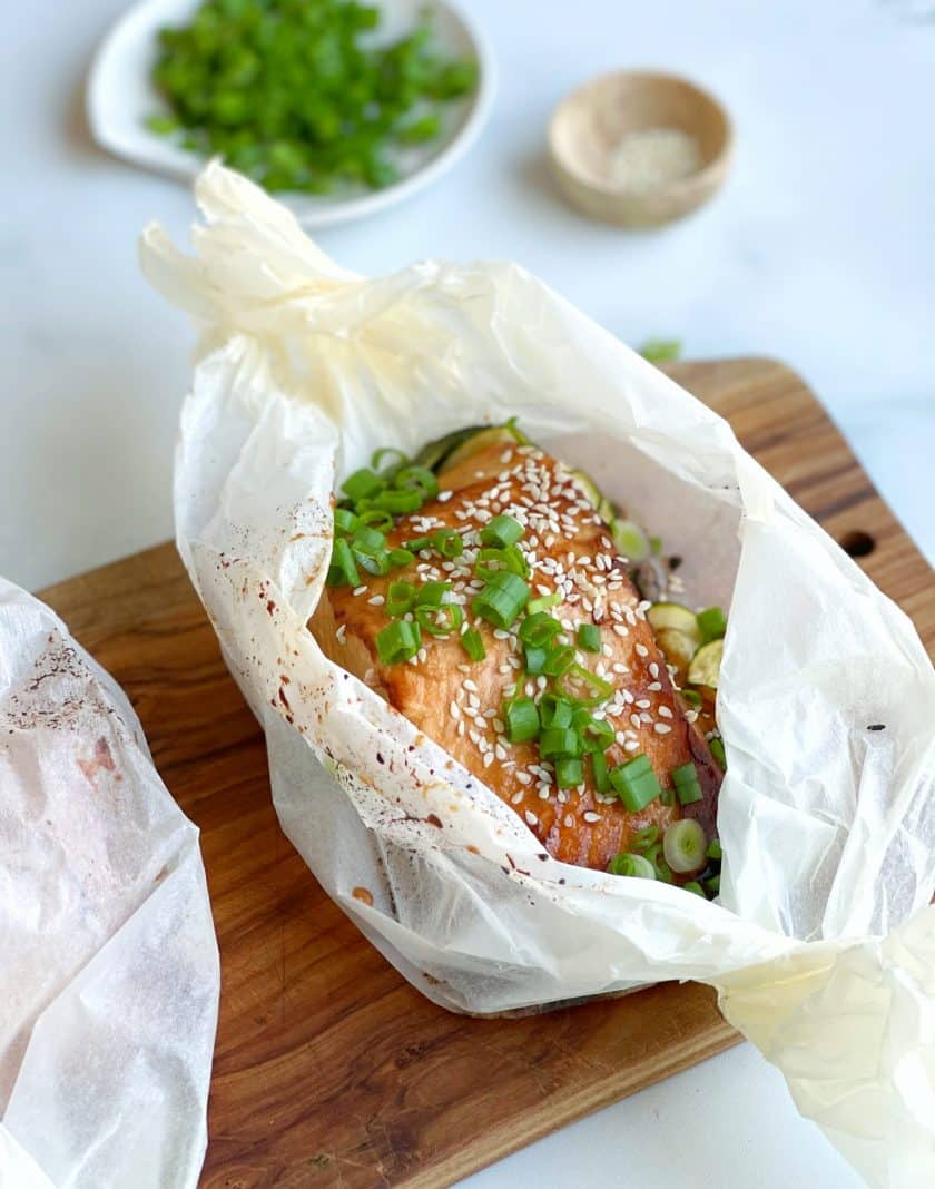 Glasierter Miso Salmon aus dem Ofen, serviert auf Holzbrett