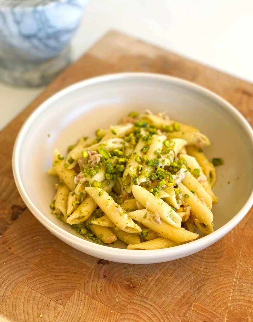 Pistazien Pesto Pasta Salat fertig auf einen Teller