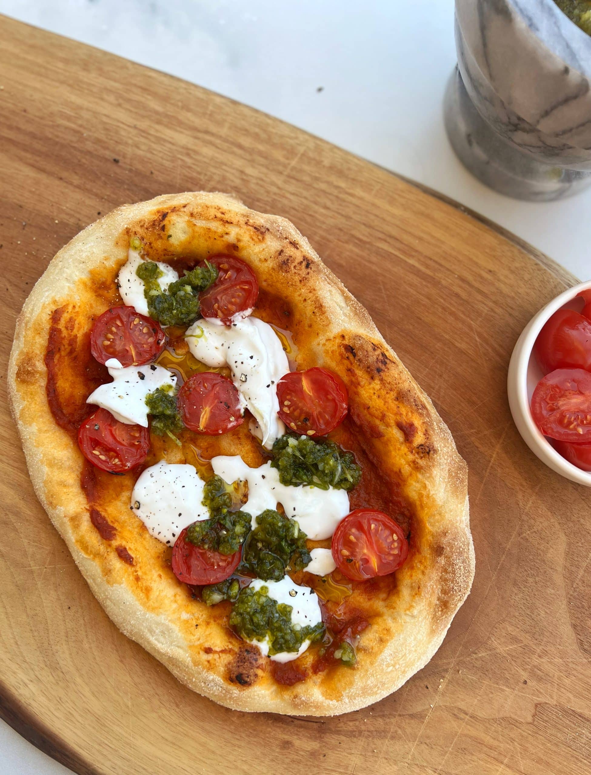 Pinsa mit Tomaten, Burrata und Pesto ANA + NINA