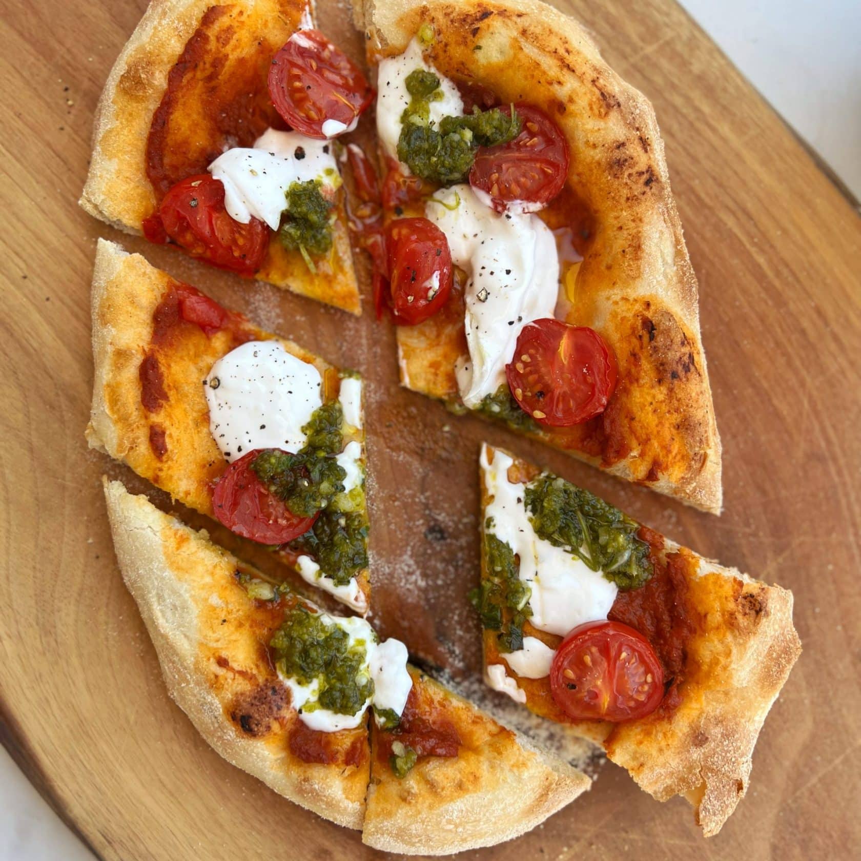 Pinsa mit Tomaten, Burrata und Pesto ANA + NINA