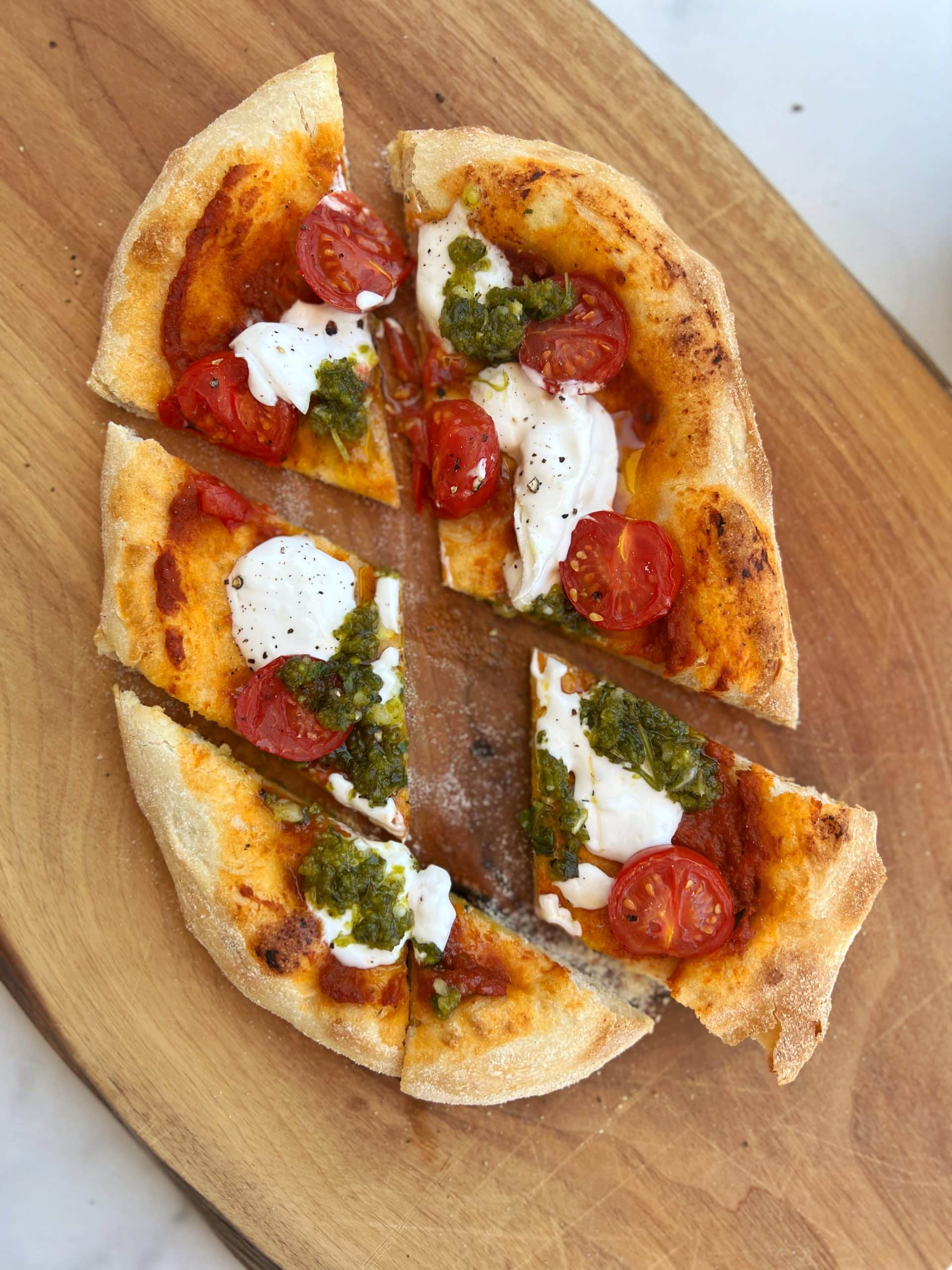Pinsa mit Tomaten, Burrata und Pistazien-Pesto
