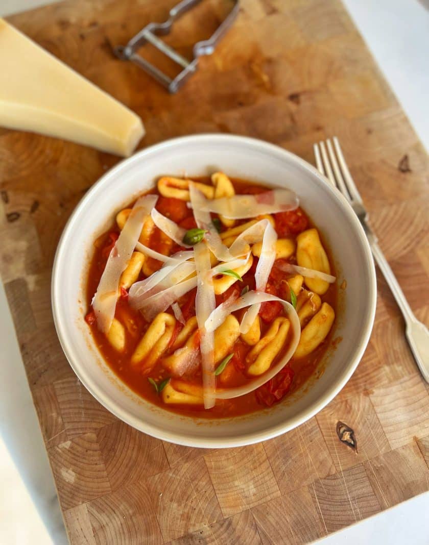 Schale mit Cavatelli und Tomaten Sugo