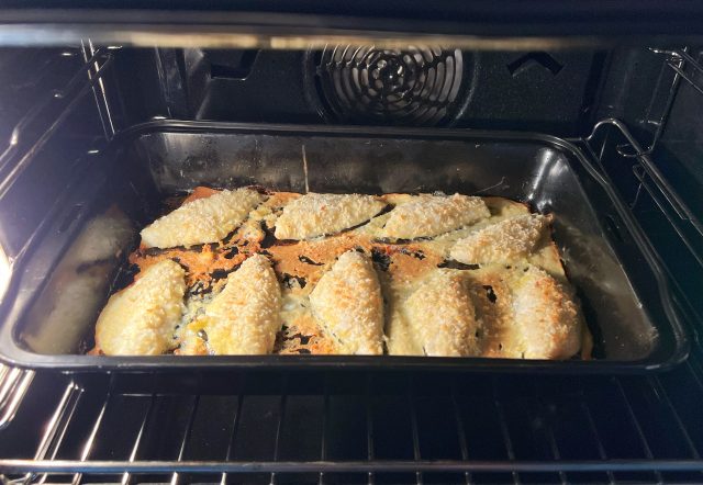 Fischknusperli sind in der Form im Ofen