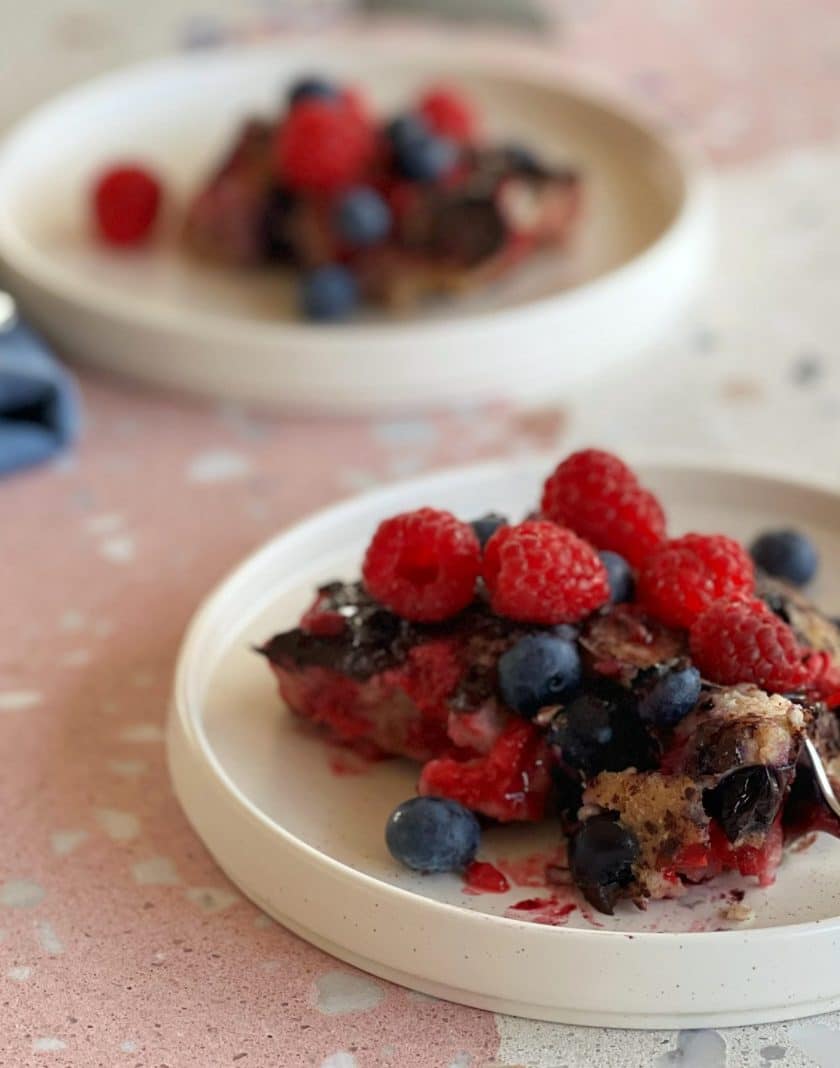 Baked Oats mit Beeren und Schokolade (vegan) auf einem Teller