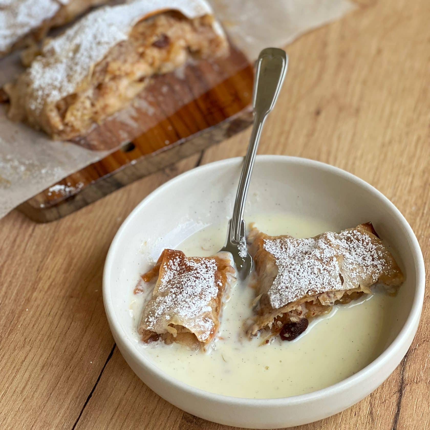 Apfelstrudel mit Vanillesauce - ANA + NINA