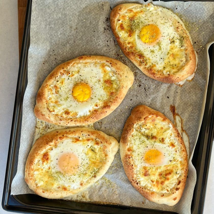 Khachapuri (Georgisches Käsebrot mit Ei) - ANA + NINA Khachapuri (Georgisches Käsebrot mit Ei) - ANA + NINA