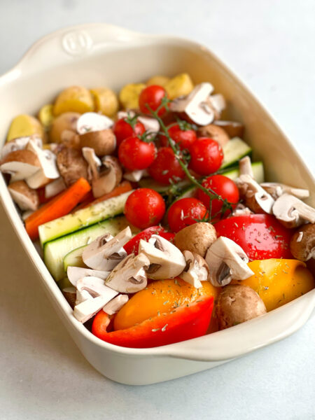 Ofengemüse in den Backofen schieben