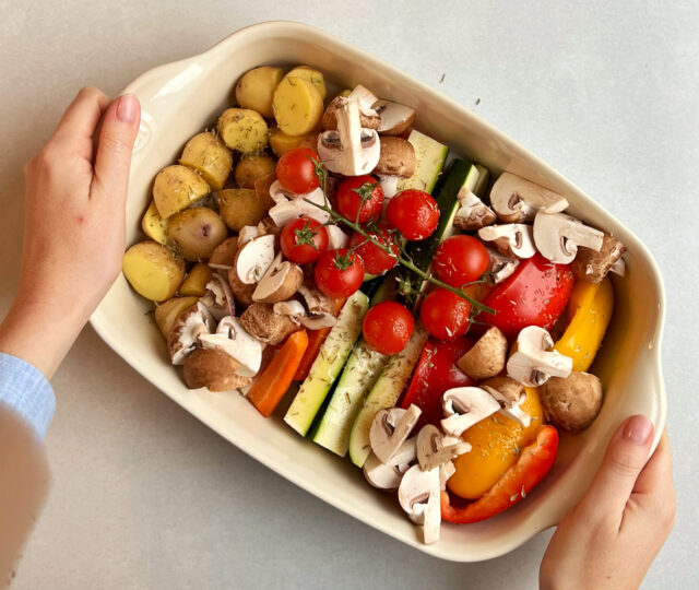 Gemüse in Auflaufform schichten