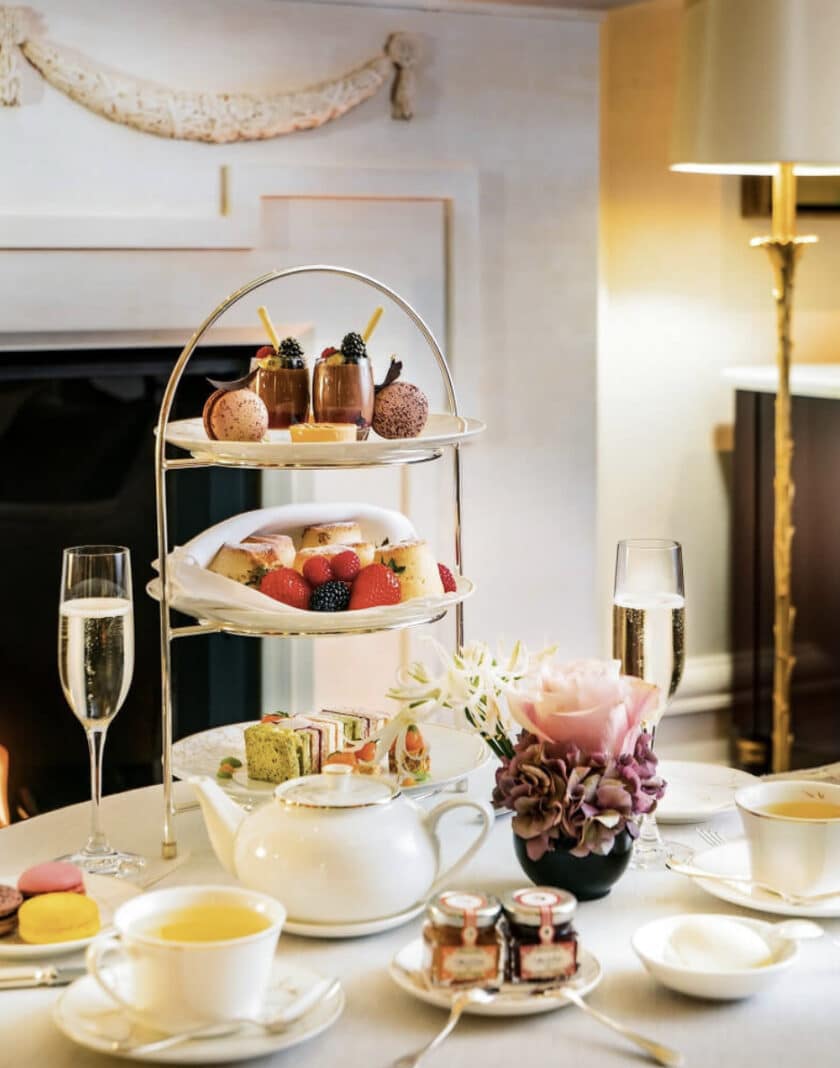 Etagere mit Köstlichkeiten zum Afternoon Tea