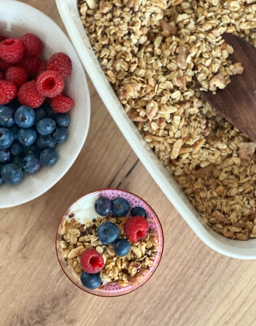 Fertiger Beeren-Chia-Pudding mit Vanille Granola