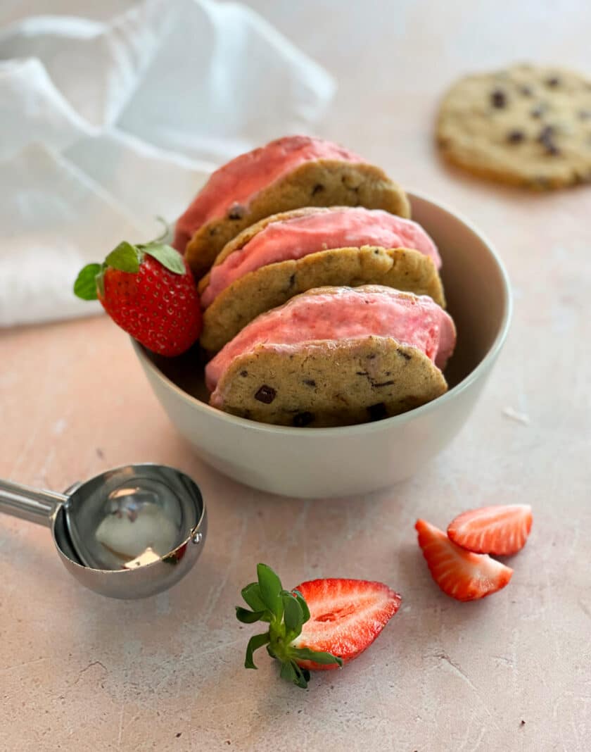 Fertige Erdbeer Glace Cookie in Schüssel