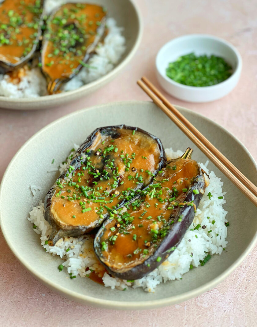 Fertig angerichtete Miso Auberginen