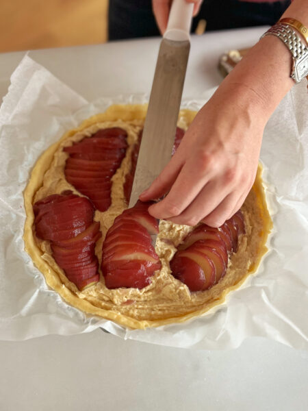 Schritt 4: Birnen in scheiben schneiden und auf der Tarte verteilen