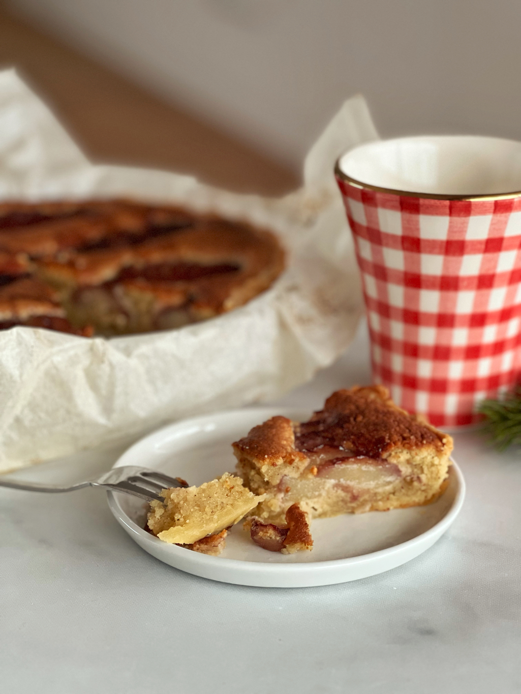 Glühwein- Birnen Tarte auf einem Teller angerichtet