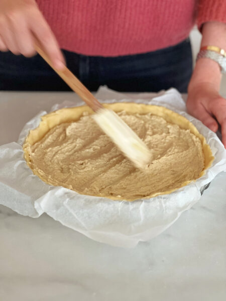 Schritt4: Mandelcreme auf dem Tarteboden verteilen