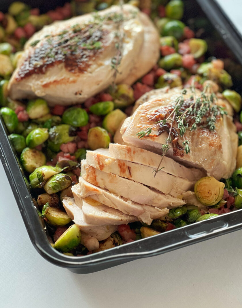 Prosecco-marinierte Truthahnbrust auf Rosenkohl und Speck aufgeschnitten