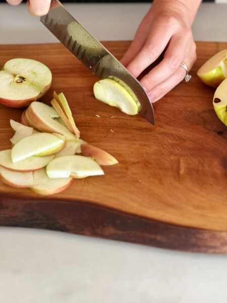 Schritt 2: Äpfel entkernen und längs schneiden