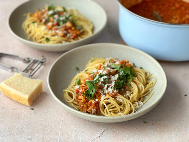 Spaghetti mit Lupinen-Bolognese auf Teller mit Parmesan