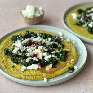 Wenn du dich bewusst ernähren möchtest, sind Linsen-Crêpes genau das Richtige für dich! Linsen sind Hülsenfrüchte, die mit vielen Kohlenhydraten und Proteinen punkten. Einfach Linsen einweichen, kochen und mit den restlichen Zutaten zu einem Teig verarbeiten. In nur wenigen Minuten hast du eine gesunde Portion Linsen-Crêpes auf dem Teller. Probier's aus!