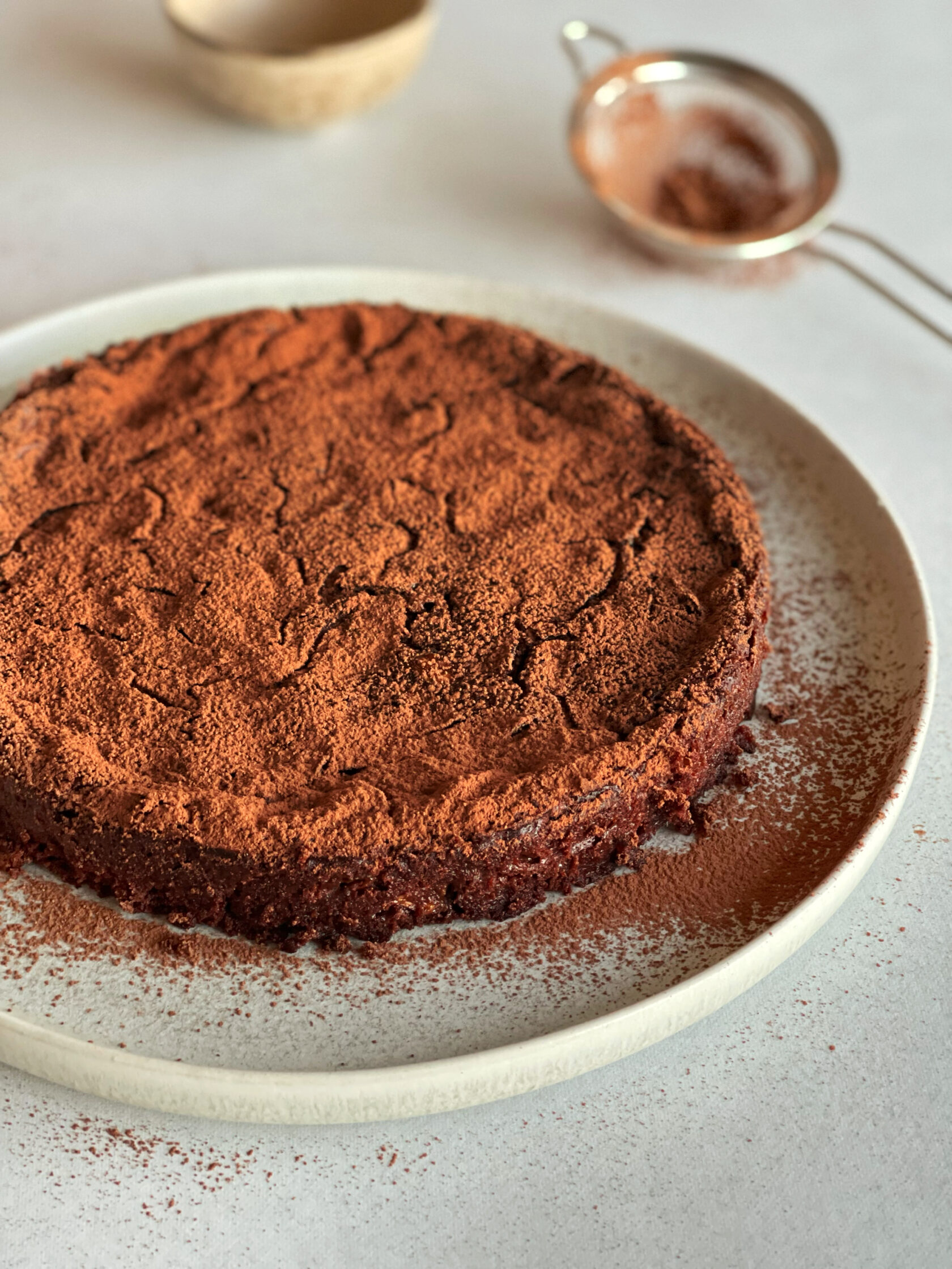 Saftiger Schokoladenkuchen mit Zucchini, Kuchen, Kuchen mit Kakaopulver bestäuben