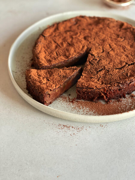 Saftiger Schokoladenkuchen mit Zucchini, Kuchen, Kuchen anschneiden