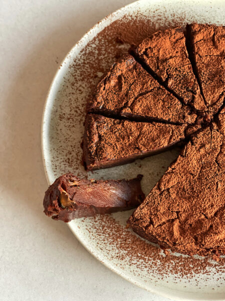 Saftiger Schokoladenkuchen mit Zucchini, Kuchen, Kuchen anschneiden