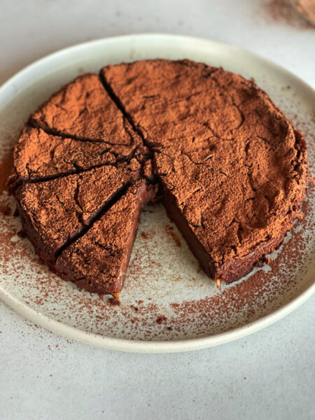 Saftiger Schokoladenkuchen mit Zucchini, Kuchen, Kuchen anschneiden