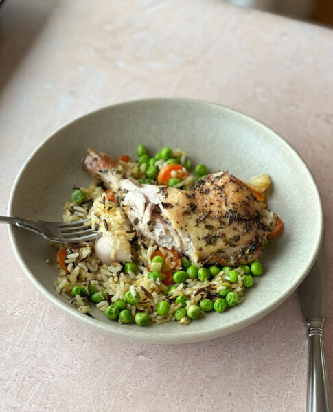 Pouletschenkel aus dem Ofen mit Reis und Gemüse auf einem Teller