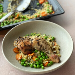 Pouletschenkel aus dem Ofen mit Reis und Gemüse auf einem Teller